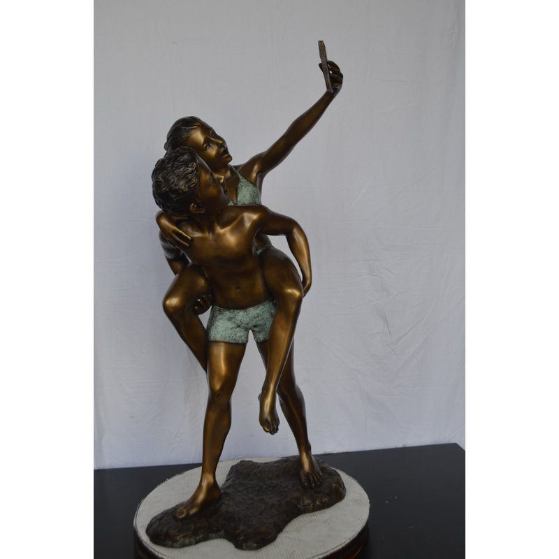 Statue en bronze pour enfants prenant un autoportrait avec un téléphone intelligent, collection Shephard humoristique, L 23 po x l 20 po x H 43 po