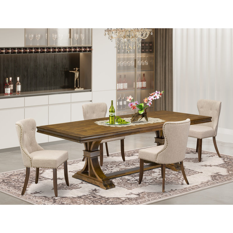 Cet ensemble de salle à manger 5 pièces se compose d'une table en bois et de 4 chaises de salle à manger Parson en tissu brun clair avec dossier capitonné - Finition noyer antique