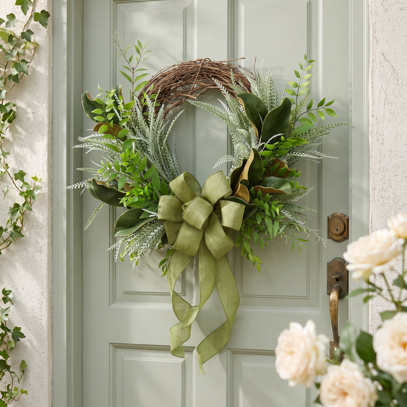 Couronne de vigne avec verdure mixte et nœud décoratif