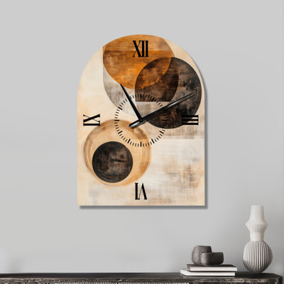 Formes orbitales dans l'espace sépia I - Horloge murale arquée en métal brun style milieu du siècle