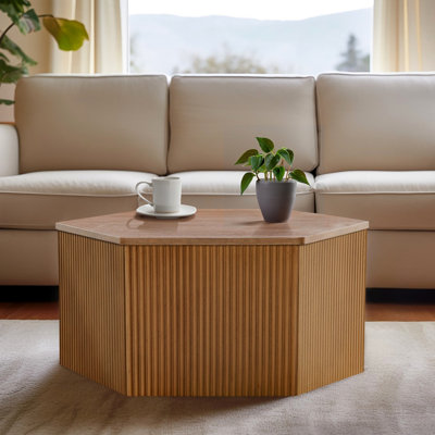 Le bureau hexagonal en placage de bois, le grain visible, la table d'appoint pratique et cannelée en bois massif ajoutent du style à la maison
