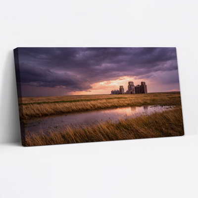 «Grain Silos at Sunset Over Golden Grass», art mural sur toile