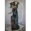Statue de femme Havard avec son chien