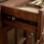 Buffet en noyer avec grand rangement et porte vitrée