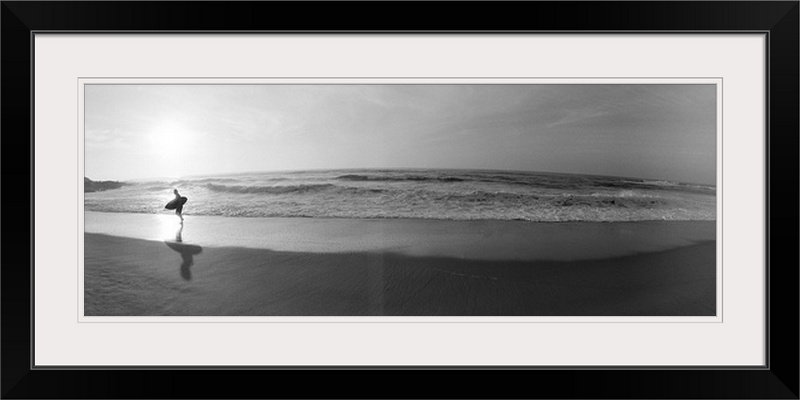 «Surfer in San Diego» par Panoramic, reproduction de photo, H 25 po x l 56 po x P 1 po, Cadre noir