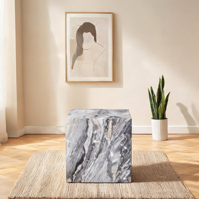 Rehaussez votre espace de vie avec cette table basse moderne en panneau de fibres à densité moyenne, qui met en valeur des motifs. Il est caractérisé par un design élégant.