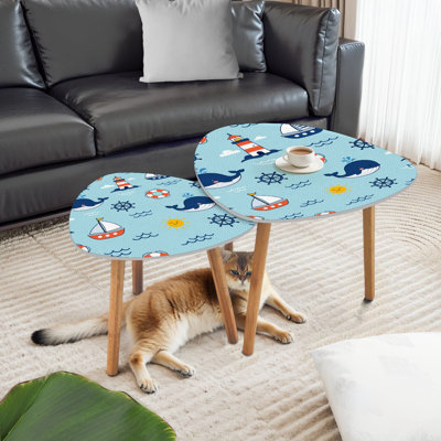 Ensemble de 2 tables basses gigognes triangulaires, modernes et minimalistes, ornées de baleines, de phares et de voiliers. Tables d'appoint empilables et peu encombrantes, idéales pour les familles et les locataires, pour le salon, la chambre ou la décoration intérieure.
