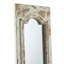 Grand miroir de plancher arqué avec cadre en bois blanc vieilli, parfait pour les intérieurs rustiques et traditionnels, et pour rehausser l'espace.