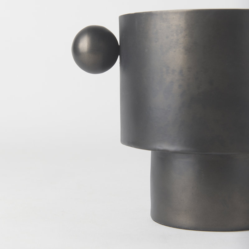 Vase de table en métal Legler, H 6,5 po x l 6 po x P 8,5 po, Noir