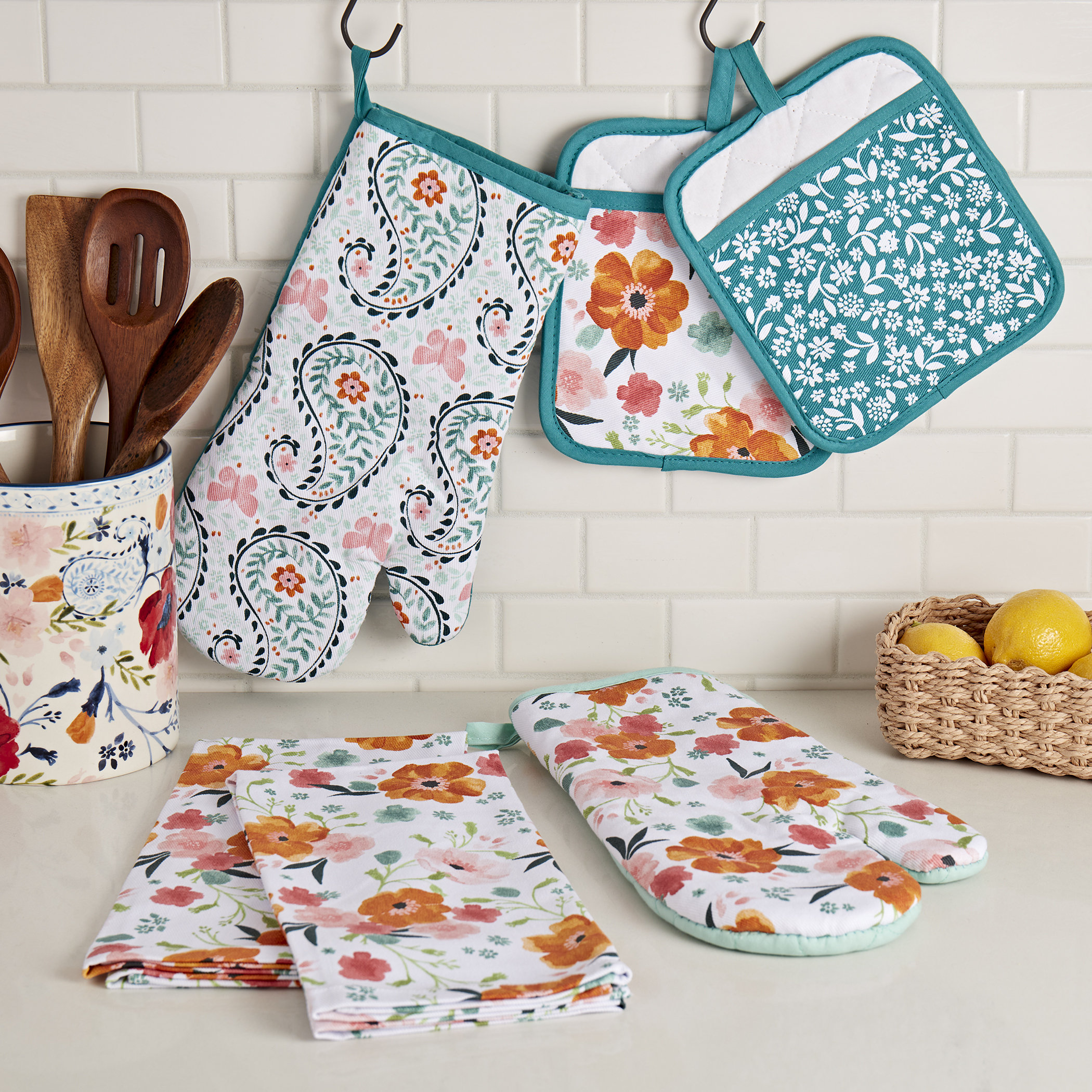 Dolly Parton Kitchen 6Pc Floral Linen Set - 2- Potholders, 2- Oven Mitts,  2- Towels