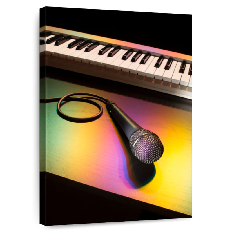 Microphone et piano, H 30 po x l 20 po