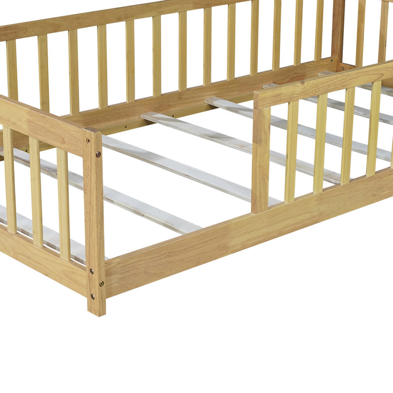 Lit de plancher moderne avec clôture, bois d'hévéa et barrières de sécurité Bubbli, Naturel