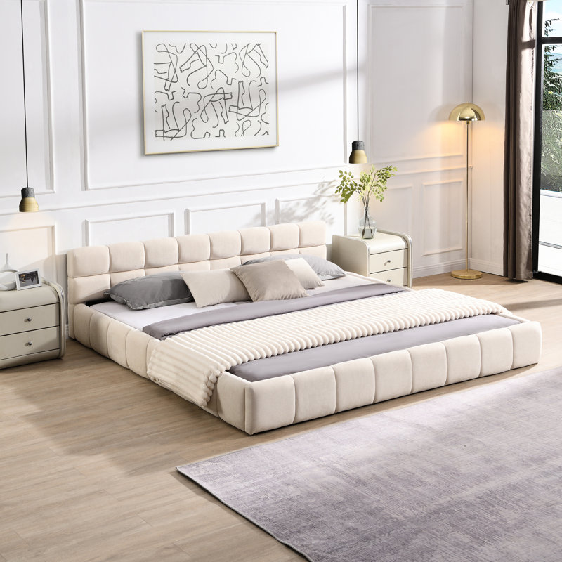 Très grand lit en chenille beige incroyablement doux avec tête de lit en damier, confort et sophistication dans la chambre à coucher, aucun sommier requis, dimensions magnifiques, confortable pour un bon repos