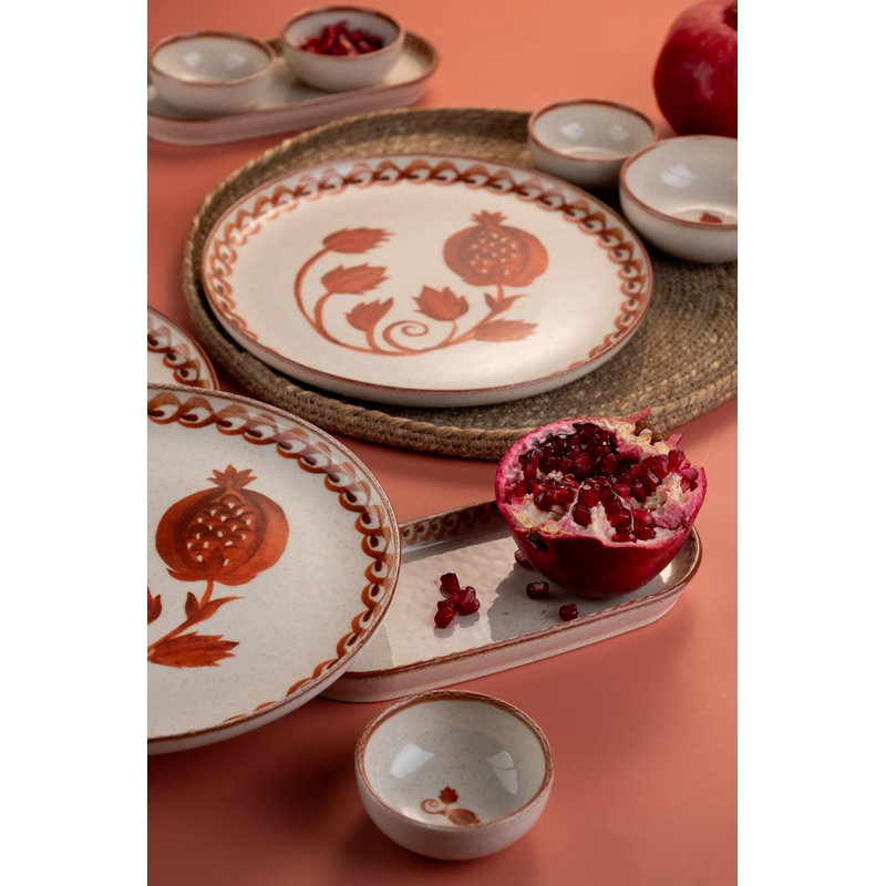 Ensemble de petit-déjeuner élégant 14 pièces, crème et rouge | 100% porcelaine, comprend 6 assiettes de service (9,4 po), 2 bols Joker (3,9 po), 4 bols Joker (3,1 po), 2 plateaux (8,3 po) | Va au micro-ondes et au lave-vaisselle | Parfait pour les repas et les réceptions élégants