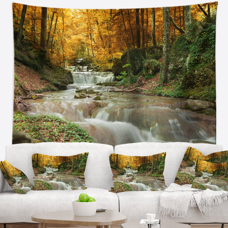Cascade forêt paysage avec tapisserie jaune et suspension murale, H 68 po x l 80 po