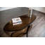 Console ovale de style traditionnel avec tablette de rangement inférieure ouverte et pieds courbés