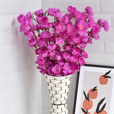 Arrangement de fleurs de pêcher dans un vase