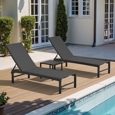  Ensemble de chaises longues inclinables en métal avec table d'appoint à lattes Antrea