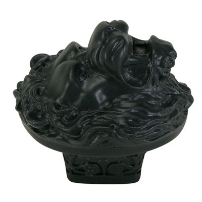 LION IN WINTER KNOB IN MATTE BLACK PLATE