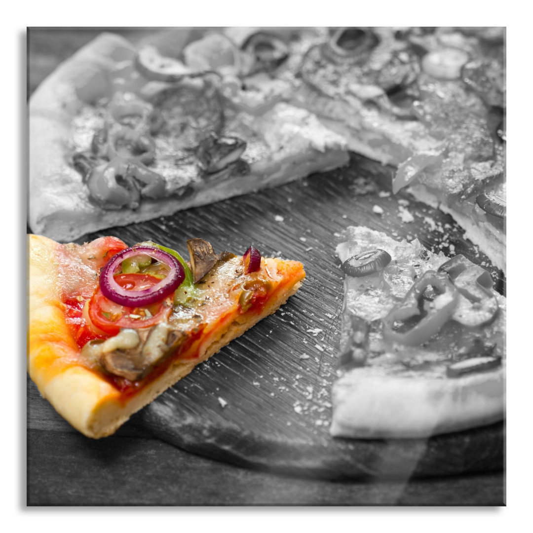 Ungerahmtes Foto auf Glas "Pizza on Wooden Board"