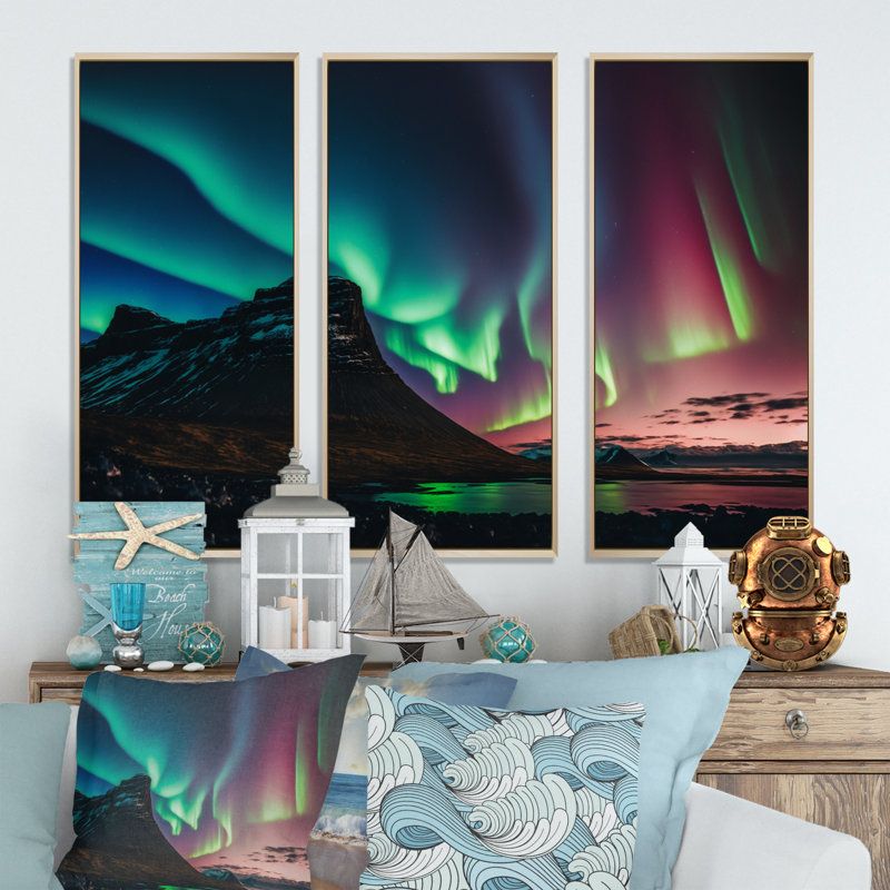 «Northern Lights Reflection On The Water III», reproduction sur toile 3 pièces, H 32 po x l 48 po x P 1 po