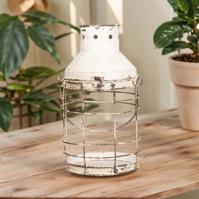 Lanterne rustique en métal rétro avec une cage blanche patinée - idéale pour la décoration de maison et de jardin de style antique.