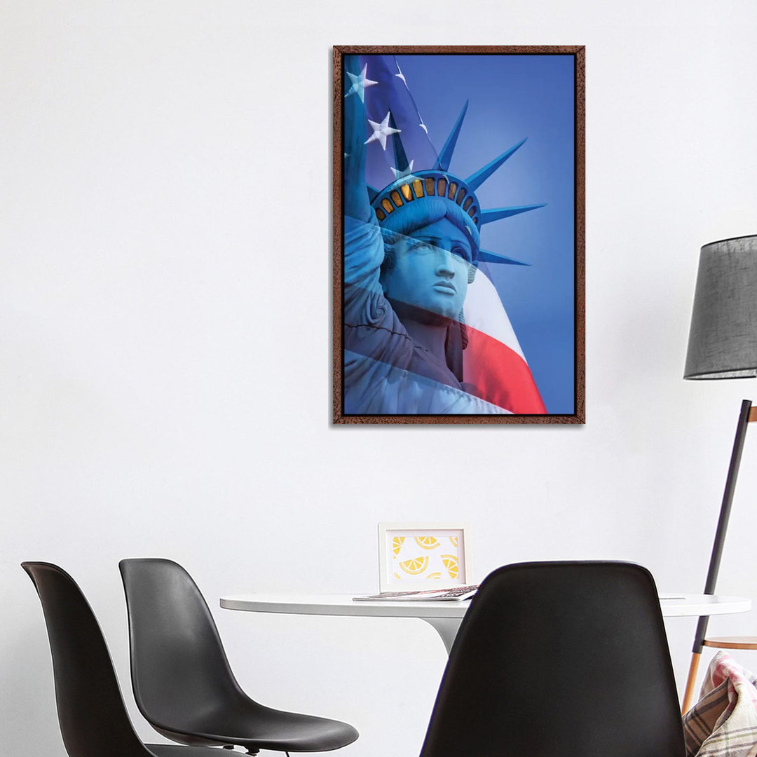 USA, Nevada, Las Vegas. Freiheitsstatue und Amerikanische Flagge von Jaynes Gallery - Galerie-verpackte Leinwand Giclée ...