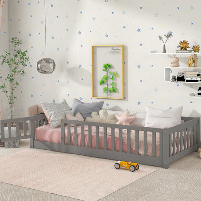 Lit plateforme simple avec clôture et porte, gris