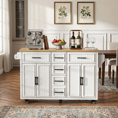 Îlot de cuisine de 56,5 po de large avec rallonge, prise de courant, conception à rayures verticales en relief, 4 portes, 5 tiroirs profonds et tablettes réglables, chariot de rangement pour la cuisine, la salle à manger, blanc