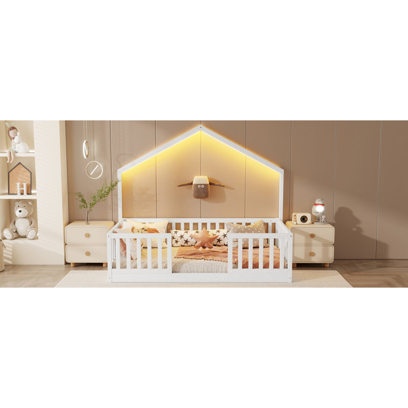 Lits simples robustes en bois avec rails hauts, conception moderne pour chambre d'enfant, finition blanche