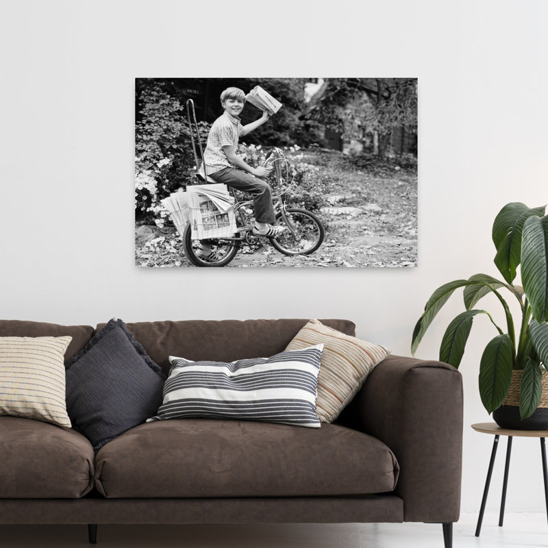 1970S, souriant, livreur à vélo, sur le point de lancer le journal, regardant la caméra, rétro, art mural rétro classique