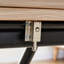 Bureau de levage moderne minimaliste avec surface autocollante grain de bois et cadre en métal noir