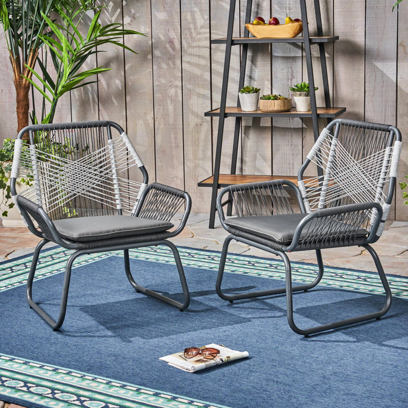2 fauteuils club en corde et acier, gris et blanc, eau, coussins élégants au point de croix, dossier, en