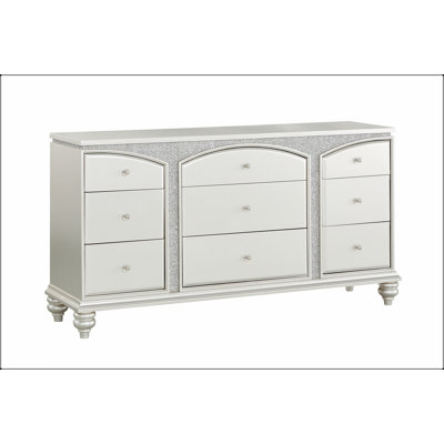 Commode Maverick à finition platine avec neuf tiroirs spacieux et élégants boutons en cristal, parfaits pour les chambres à coucher sophistiquées.