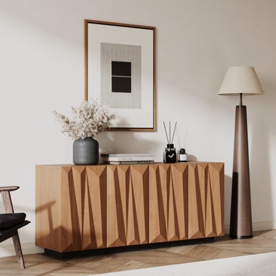 Buffet de style Mid-Century de 152 cm (60 po) avec portes à motif géométrique triangulaire 3D, 4 compartiments, hauteur 66,5 cm (26,2 po), fini noyer. Parfait pour la décoration intérieure.