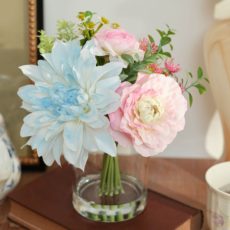 Faux dahlia, eucalyptus et renoncule dans un vase