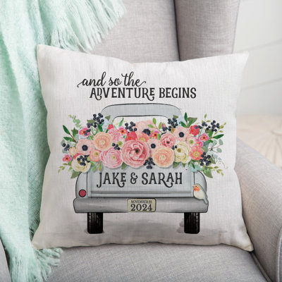 Coussin décoratif personnalisé en forme de camion vintage 14 x 14 - Coussin de nom et de date personnalisé - "And So The Adventure Begins" Coussin décoratif pour mariage, anniversaire, pendaison de crémaillère