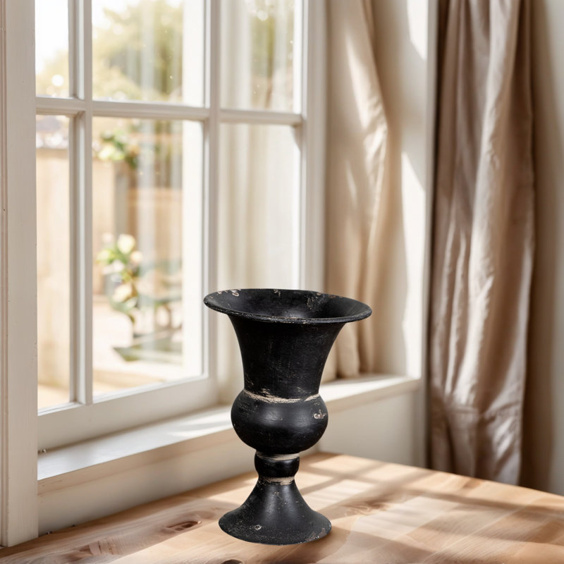Vase en métal rétro avec finition noire patinée et charme rustique