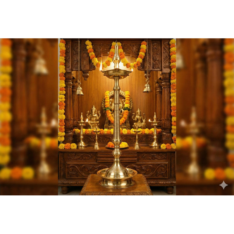 Grande lampe Kavala en laiton fabriquée à la main de 61 pouces - Grand Diya indien traditionnel avec cinq mèches et une base à disque pour les temples, les mariages et les décorations patrimoniales