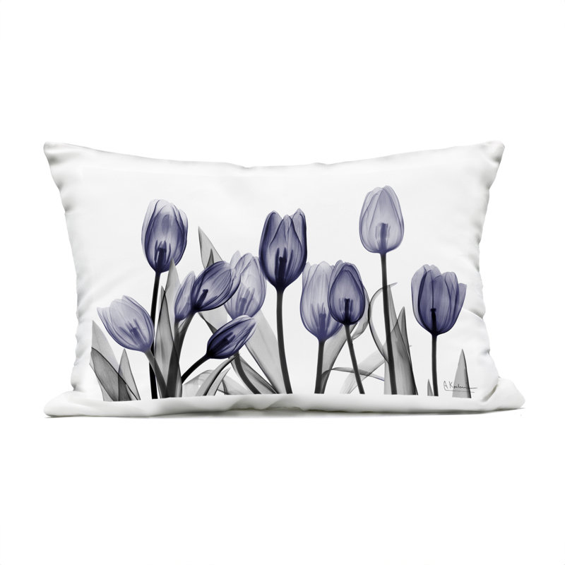 Coussin d'extérieur imprimé "Dramatic Dusk Blue Tulips" par Albert Koetsier, Tulipes bleues