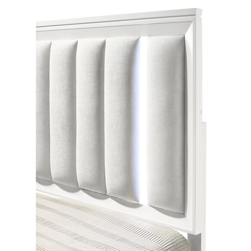 Lit contemporain grand format - Bois massif avec revêtement en lin et tête de lit à DEL dans une chambre à coucher blanche avec finition rembourrée