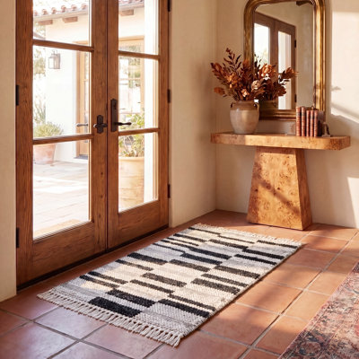 Charvik Machine Made Area Rug in Ivory/Black