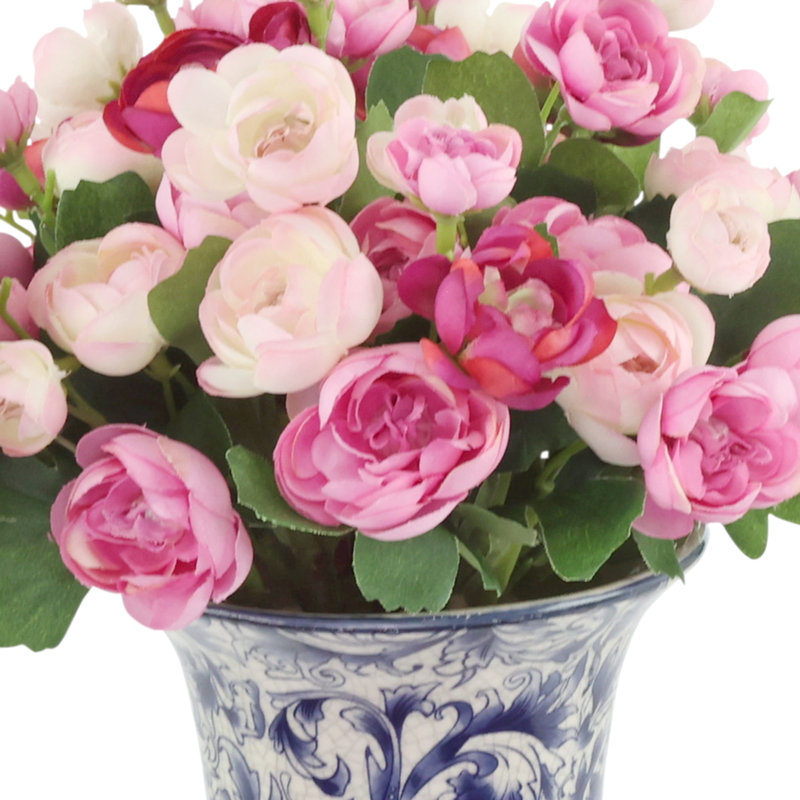 Renoncule disposée dans un vase en céramique