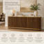 Buffet en noyer avec design rainuré et 4 portes, garniture dorée, plateau en faux marbre crème, armoire de rangement moderne pour la salle à manger et le salon.