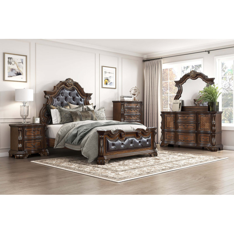Très grand lit traditionnel de luxe avec tête de lit capitonnée, Très grand lit