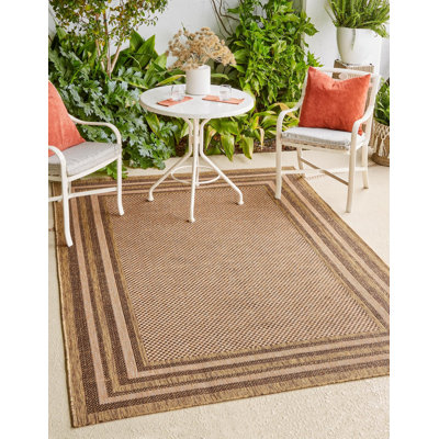 Tapis intérieur / extérieur brun clair tissé à la machine Arieyanna