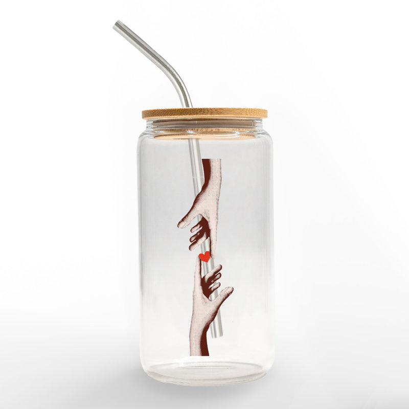 Cœur, mains, atteindre la tasse en verre