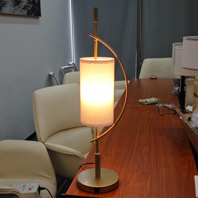 Lampe de chevet à intensité variable en métal 22 "avec USB-A et C et ampoules Abdul-Quddus