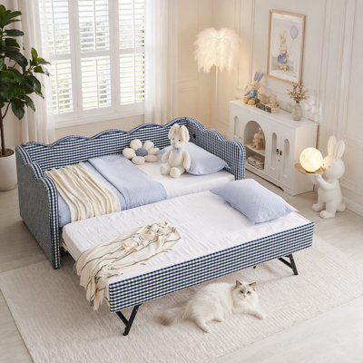 Canapé-lit en vichy douillet avec couchette simple en lin et port USB