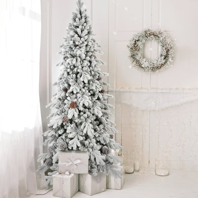Arbre de Noël enneigé 7,5 pi, 40 pins naturels, conception mince pour les coins, support stable, pointes Pe / 1424 d'aspect réaliste, conception d'espace, branches articulées, hiver